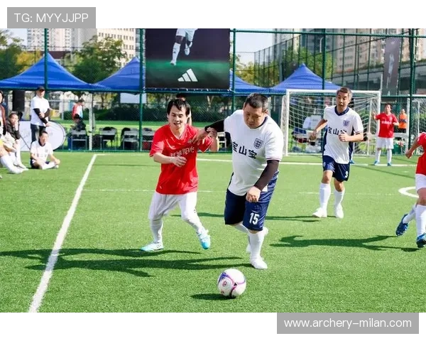 足坛巨星齐聚盛宴共享美食佳肴畅谈绿茵场内外故事