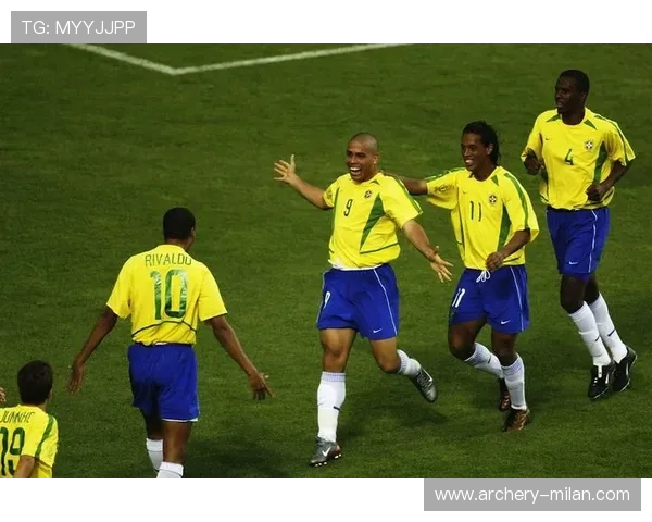 足球明星因驼背问题遭遇挑战 力克困难重回巅峰展现不屈精神